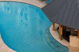 Hampton Inn & Suites San Juan في سان خوان: اطلالة علوية على مسبح كبير