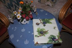 einen Tisch mit einer Blumenvase darüber in der Unterkunft Kinderfreundliche Tolles Appartement in Altjührden mit Möblierter Terrasse in Varel