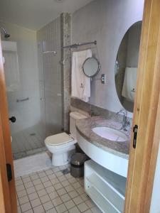 łazienka z toaletą, umywalką i prysznicem w obiekcie Flat Marulhos Resort Porto de Galinhas w mieście Porto de Galinhas +69 zdjęć