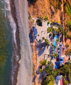 eine Luftblick auf einen Strand mit Häusern und das Meer in der Unterkunft Astrofegia Beachfront Villa in Pomos