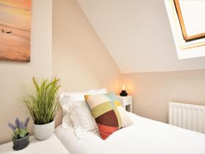 a bedroom with a white bed with white pillows at 2 Bed in Rothbury 82238 in Rothbury