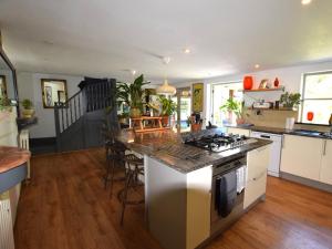 een keuken met een fornuis en een aanrecht bij 2 bed property in Torrington 83038 in Great Torrington