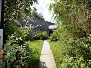 a garden path leading to a house at 2 bed property in Torrington 83038 in Great Torrington