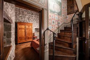 Una escalera en una habitación con una pared de ladrillo en Mittelalterlicher Turm in Pratovecchio mit Panoramaterrasse- ideal für einen romantischen Urlaub, en Stia