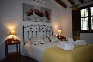 1 Schlafzimmer mit 2 Betten, Handtüchern und 2 Lampen in der Unterkunft Ferienhaus mit Privatpool für 4 Personen ca 120 m in Competa, Andalusien Costa del Sol in Cómpeta