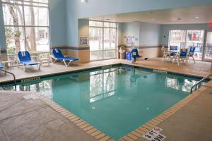 Bazén v ubytování Comfort Suites Charleston West Ashley nebo v jeho okolí