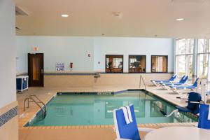 Bazén v ubytování Comfort Suites Charleston West Ashley nebo v jeho okolí