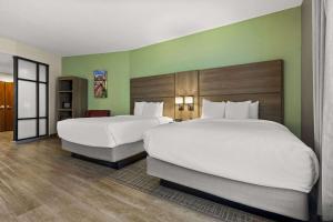 Postel nebo postele na pokoji v ubytování Comfort Suites Charleston West Ashley