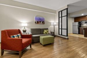 Posezení v ubytování Comfort Suites Charleston West Ashley