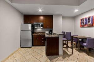 Kuchyň nebo kuchyňský kout v ubytování Comfort Suites Charleston West Ashley