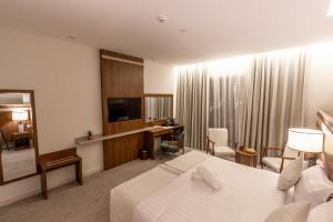メッカにあるWassad Hotel Makkah فندق وسد مكةのベッドと机があるホテルの部屋