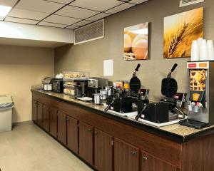 - une cuisine avec un comptoir et une cafetière dans l'établissement Comfort Inn Falls Church - Tysons Corner, à Falls Church