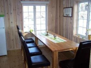 mesa de comedor con sillas y mesa de madera en Großes Holzferienhaus mit Sauna in der Nähe von Wasser und Skicenter, en Vradal