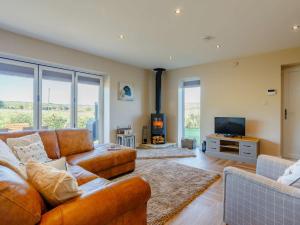 ein Wohnzimmer mit einem Sofa und einem TV in der Unterkunft 2 Bed in Cowling 85669 in Cowling