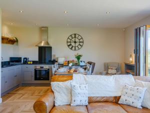 ein Wohnzimmer mit einem Sofa und einer Küche in der Unterkunft 2 Bed in Cowling 85669 in Cowling
