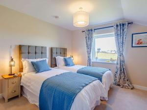 2 Betten in einem Schlafzimmer mit Fenster in der Unterkunft 2 Bed in Cowling 85669 in Cowling