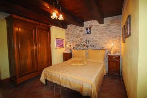 een slaapkamer met een bed in een kamer bij Ferienwohnung in einem toskanischen Landhaus, mit privater Panoramaterrasse in Poppi