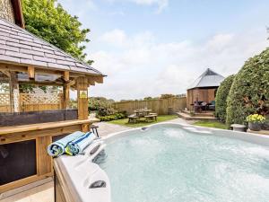 una piscina in un cortile con gazebo di 4 Bed in Holywell 82276 a Whitford