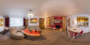 een woonkamer met een bank en een tafel bij Ferienhaus für drei Personen mit Terrasse in Friedrichroda