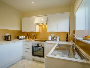 A kitchen or kitchenette at 2 Bed in Mindrum 85422