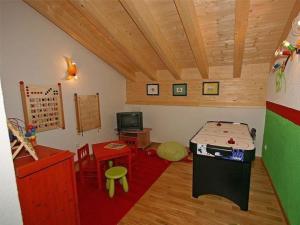 um pequeno quarto com uma mesa e uma televisão em Komfortable Ferienwohnung mit zwei Doppelzimmern und zwei Badezimmern em Schröcken