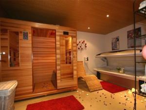 um quarto com uma sauna e uma banheira em Komfortable Ferienwohnung mit zwei Doppelzimmern und zwei Badezimmern em Schröcken