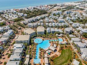 una vista aerea della piscina del resort di Peek A Boo View a Inlet Beach