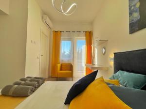 um quarto com uma cama e uma cadeira amarela em Modern apartment 10 min to Vaticans Museums with parking & garden em Roma