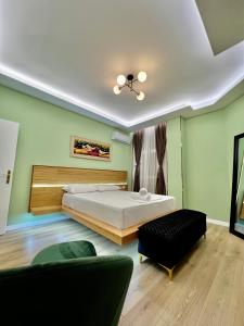 una camera con letto e divano di Spiranca Apartments & Rooms a Tirana