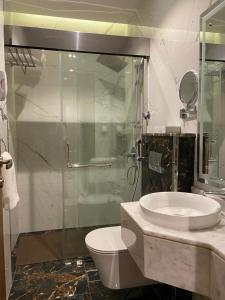 La salle de bains est pourvue d'une douche, de toilettes et d'un lavabo. dans l'établissement Wassad Hotel Makkah فندق وسد مكة, à La Mecque
