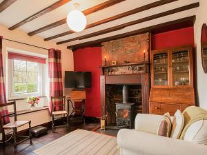 a living room with a fireplace and a tv at 2 Bed in Wasdale SZ580 in Santon Bridge