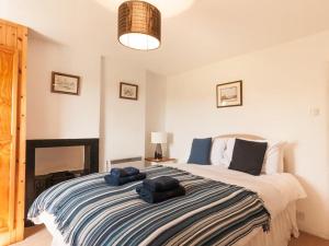 a bedroom with a large bed with two towels on it at 2 Bed in Wasdale SZ580 in Santon Bridge