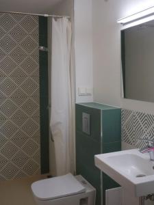 y baño con aseo, lavabo y espejo. en Kompleks Rekreacyjny KNIEJA w Rajgrodzie, en Rajgród
