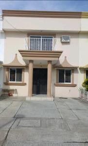 un gran edificio blanco con balcón. en MAZATLÁN, Casa Completa 2 Pisos Residencial Rinconada, en Mazatlán