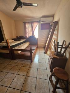 una habitación con dos literas y una ventana en MAZATLÁN, Casa Completa 2 Pisos Residencial Rinconada, en Mazatlán