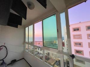 ラバトにあるChambre de luxeの海の景色を望む大きな窓が備わる客室です。