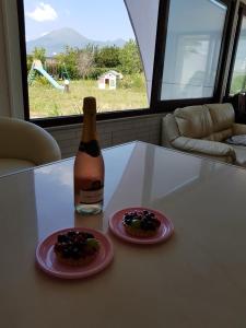 una bottiglia di vino e due ciambelle su un tavolo di Home Garden Sol a Boscoreale