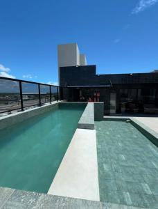 una piscina en la azotea de un edificio en Flat a 400 metros da praia!, ótima localização. en Cabedelo