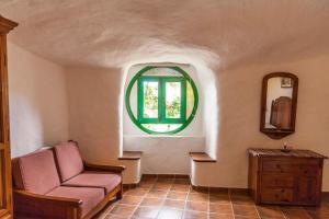 un soggiorno con divano e finestra di Ferienhaus für 2 Personen 1 Kind ca 70 qm in Santa Brígida, Gran Canaria Binnenland Gran Canaria a Santa Brígida