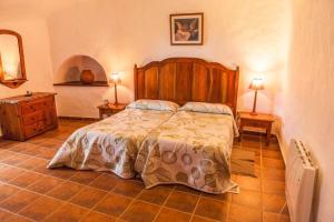 um quarto com uma cama, uma cómoda e um candeeiro em Ferienhaus für 2 Personen 1 Kind ca 70 qm in Santa Brígida, Gran Canaria Binnenland Gran Canaria em Santa Brígida