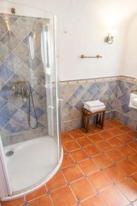 uma casa de banho com chuveiro e piso em azulejo em Ferienhaus für 2 Personen 1 Kind ca 70 qm in Santa Brígida, Gran Canaria Binnenland Gran Canaria em Santa Brígida