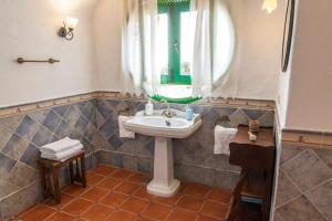 uma casa de banho com um lavatório e uma janela em Ferienhaus für 2 Personen 1 Kind ca 70 qm in Santa Brígida, Gran Canaria Binnenland Gran Canaria em Santa Brígida