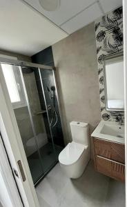 uma casa de banho com um WC, um chuveiro e um lavatório. em Baeza aloja em Baeza