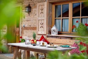 einen Tisch mit Obst vor einem Haus in der Unterkunft Komfortables Ferienhaus in Flachau mit Terrasse, Garten und Sauna und Panoramablick in Flachau