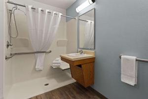 Ένα μπάνιο στο WoodSpring Suites Johnson City +29 φωτογραφίες