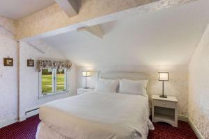 a bedroom with a white bed and a window at The Palmer House Resort, Ascend Hotel Collection in Manchester