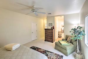 Katil atau katil-katil dalam bilik di Adobe Oasis in Bullhead City with Private Pool! +22 gambar