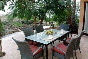 uma mesa e cadeiras com uma tigela de bananas em Ferienhaus mit hellem Wohnbereich, zwei Schlafzimmern und einer Terrasse em Guía de Isora
