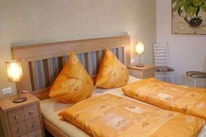 a bedroom with two beds with pillows on them at Ferienhaus mit hellem Wohnbereich, zwei Schlafzimmern und einer Terrasse in Guía de Isora