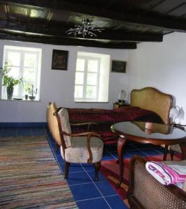 ein Wohnzimmer mit einem Sofa und einem Tisch in der Unterkunft Komfortables Ferienhaus in den Weinbergen, bei absolut ruhiger Lage - ideal zur Erholung in der Natur in Döbrököz